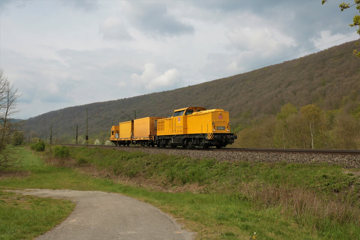 DB Netz Instandhaltung V100 Ost (203 315-7) mit Bauwagen in Wernfeld (Bayern) am 01.05.21