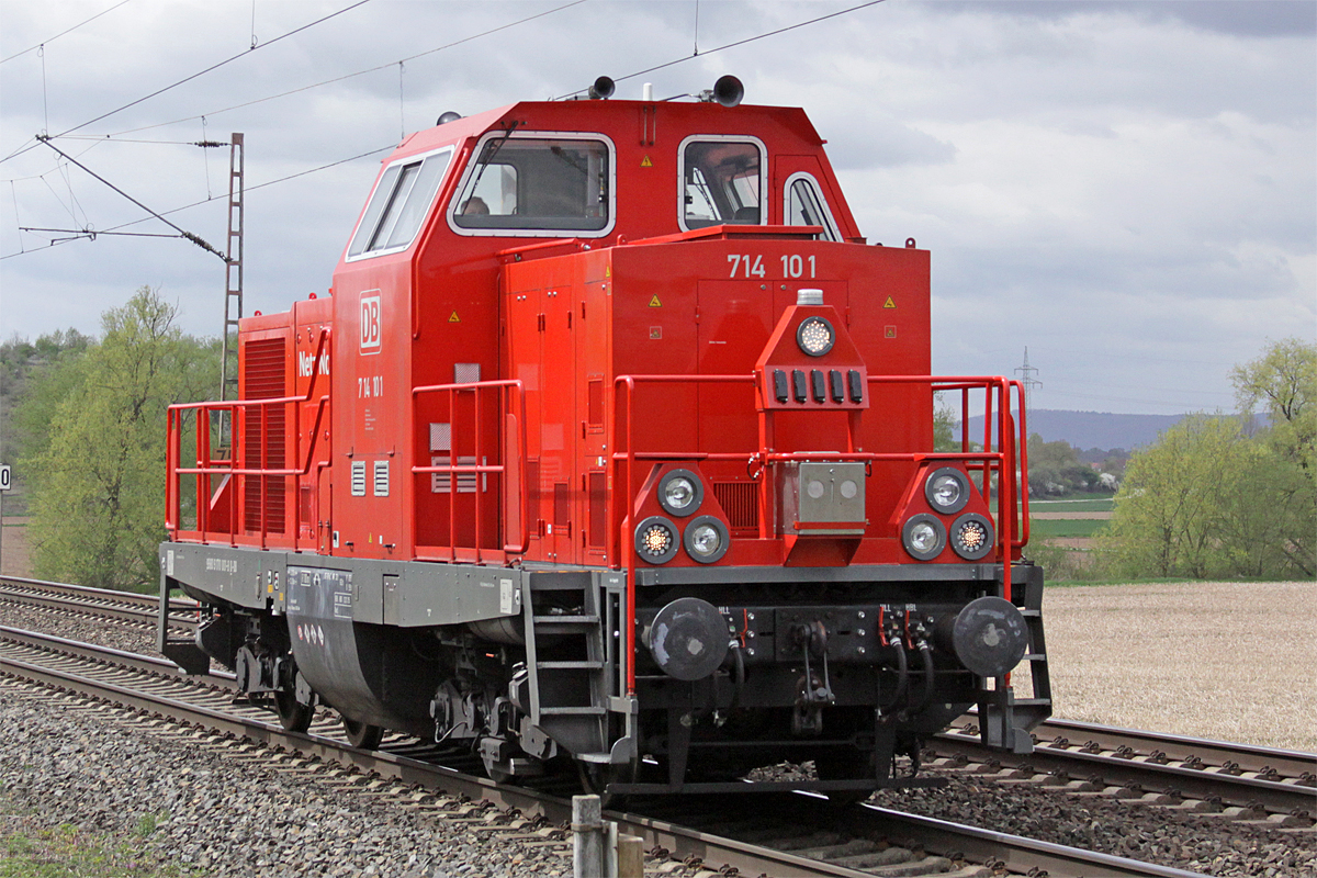 DB Netz Notfalltechnik 714 101 am 11.04.2017  13:48 nördlich von Salzderhelden am BÜ 75,1 in Richtung Kreiensen
