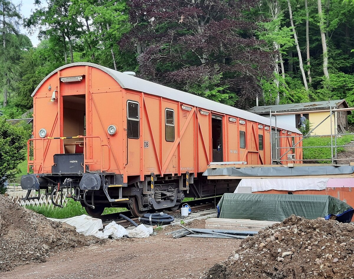 DB Netz Notfalltechnik Einheitshilfsgerätewagen D-DB 60 80 99-20 071-5 am 07.06.2021 als  Gartenlaube  in Arnstadt.