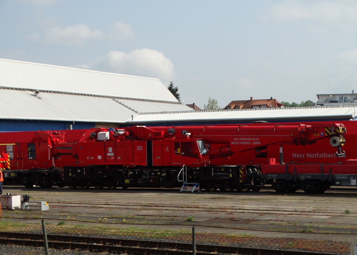 DB Netz Notfalltechnik Schwerlastkran Multi Tasker 1200 am 13.05.16 in Fulda Bhf vom Bahnsteig aus fotografiert