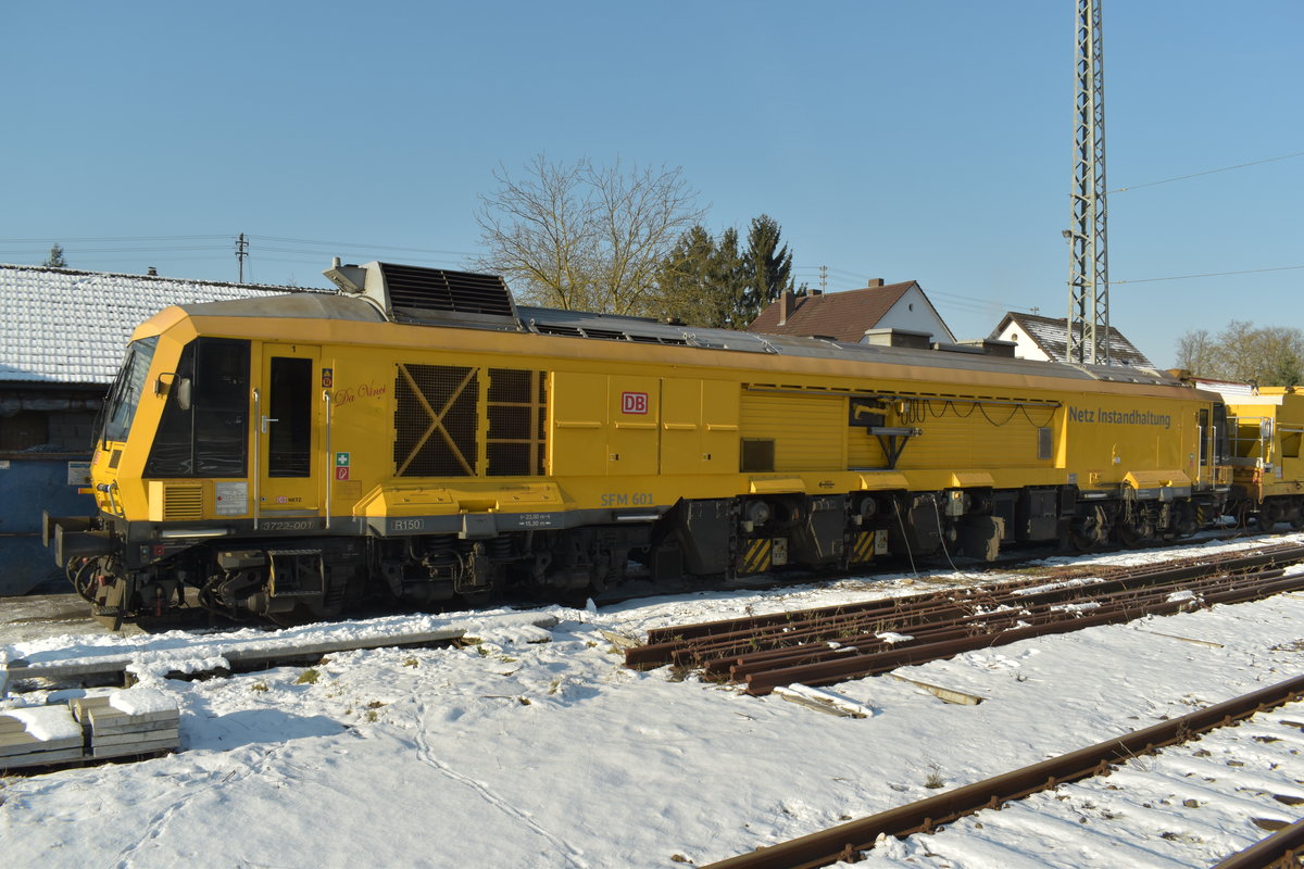 DB Netz SFM 601 steht in mit einem Zwischenwagen und einem GAF auf Gleis 14 in Neckarelz abgestellt. Samstag 21.1.2017 