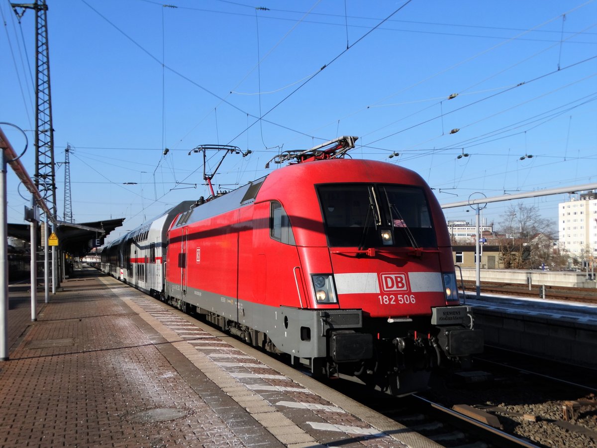DB Netz Systemtechnik 182 506 am 21.01.17 in Hanau Hbf mit drei IC Doppelstockwagen 