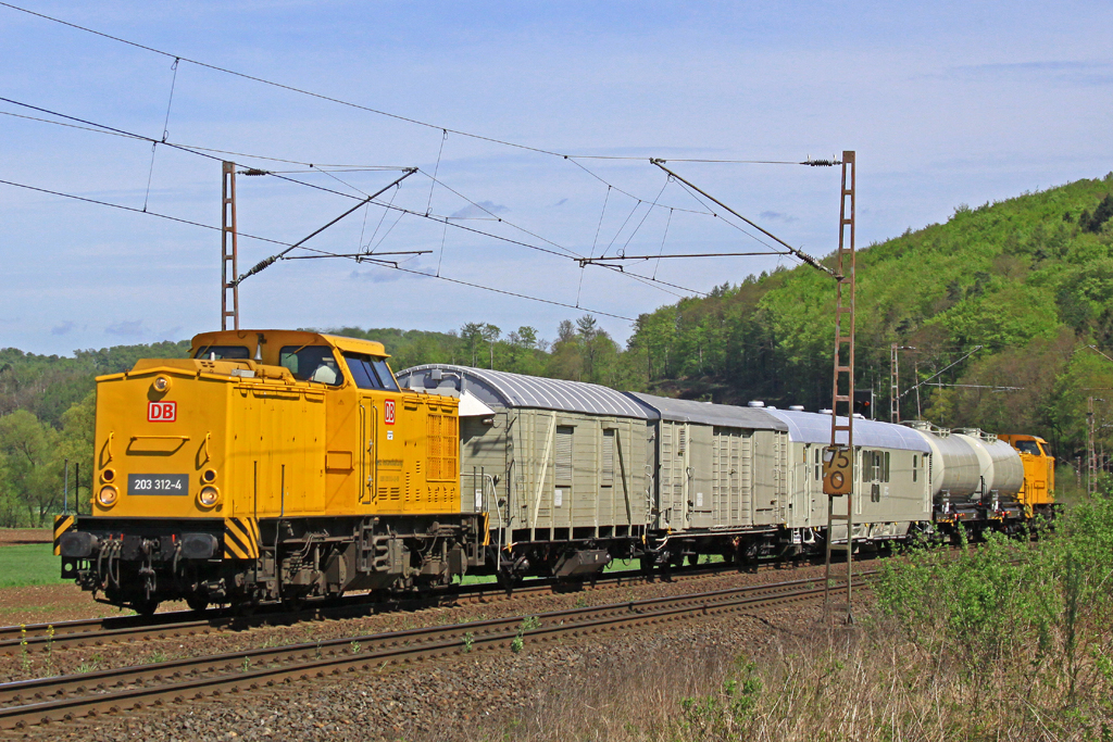 DB Netz vorn 203 312-4 hinten 203 307-4 am 28.04.2015  12:55 nördlich von Salzderhelden in Richtung Göttingen