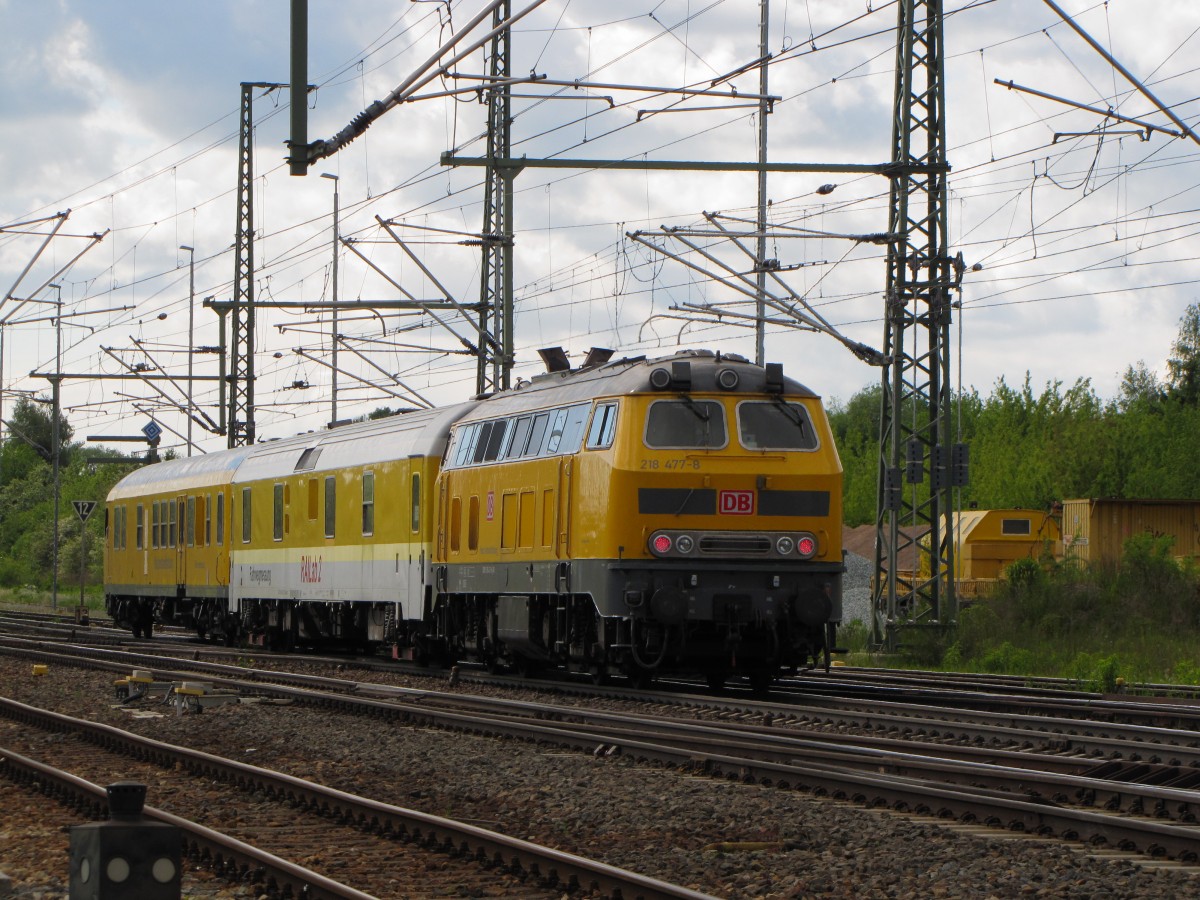 DB Netzinstandhaltung 218 477-8 rangiert am 14.05.2014 mit zwei Messwagen in Weimar.