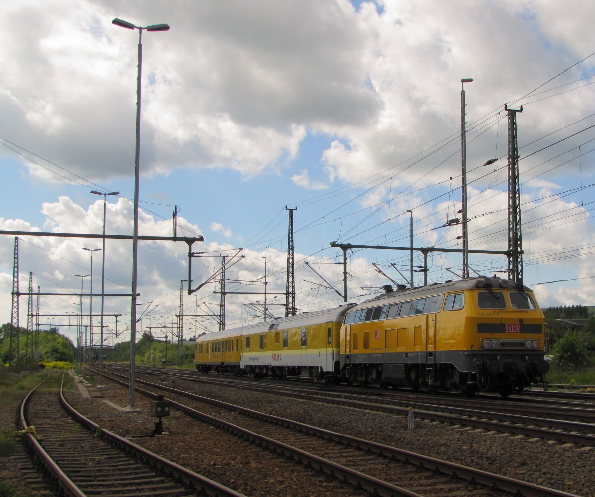 DB Netzinstandhaltung 218 477-8 rangierte am 14.05.2014 mit zwei Messwagen in Weimar.