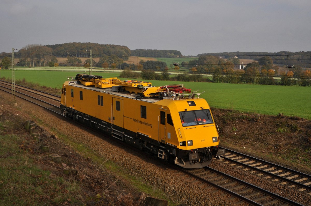DB Netzinstandhaltung 711 207 ist am 27.10.14 zwischen Vehrte und Belm in Richtung Osnabrück unterwegs.