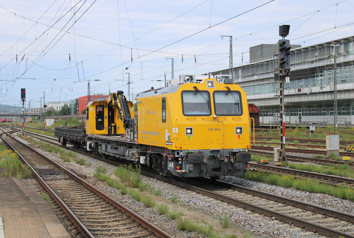 DB Netzinstandhaltung 746 004  Regensburg  (D-DBMP 99 80 9110 004-5) mit dem 37 80 3939 114-9 D-DBMP, am 05.08.2025 auf Rangierfahrt in Regensburg Hbf.