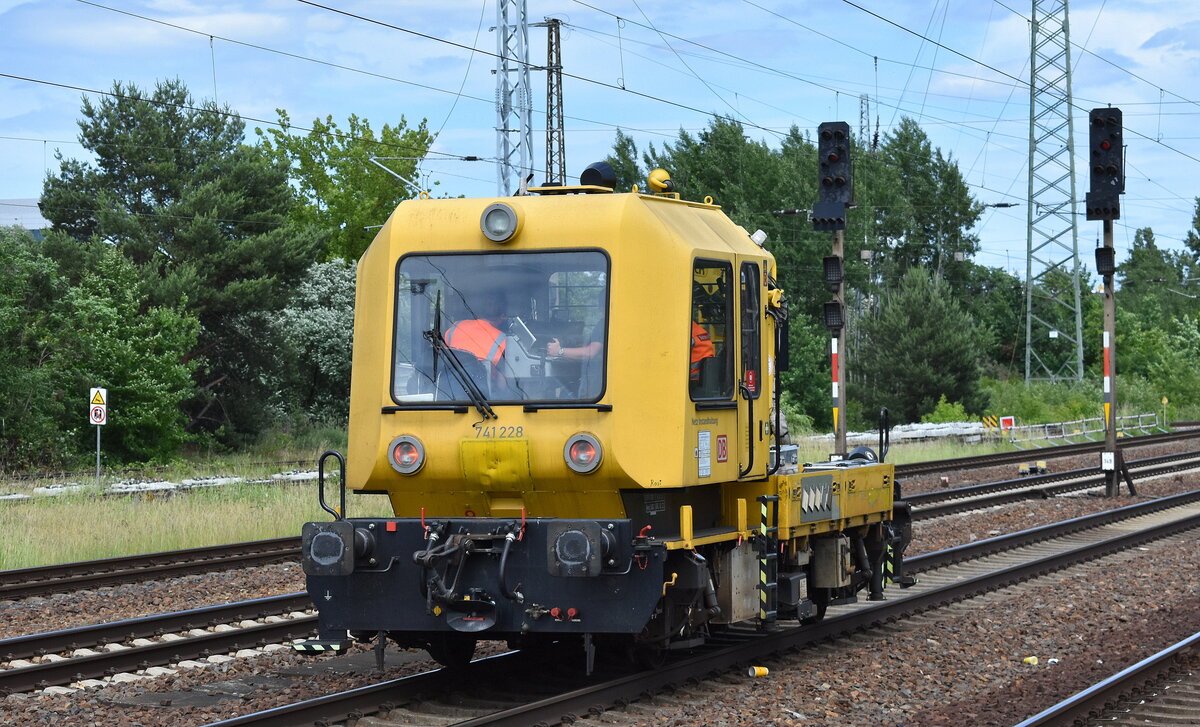 DB Netzinstandhaltung mit einem GAF 100 R  741 228  am 29.05.24 Höhe Bahnhof Schönefeld b. Berlin.