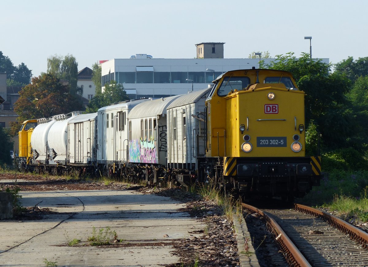 DB Netzinstandhaltung V 100, 203 302-5 ( 9280 1203 302-5 D-DB ) an der Spitze eines Unkrautspritzzuges im Holzbahnhof von Gera am 13.8.2020