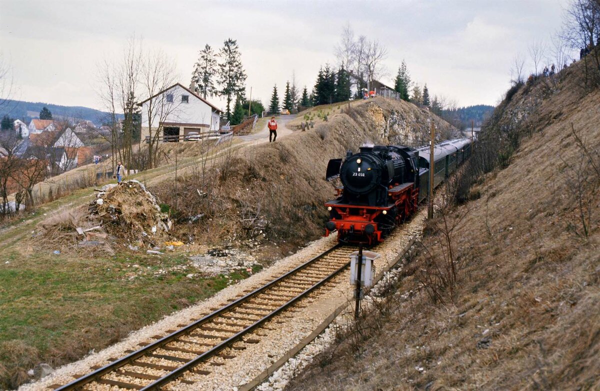 DB-Neubaudampflok 23 058 bei einer Sonderfahrt auf der Hohenzollerischen Landesbahn, 06.04.1985