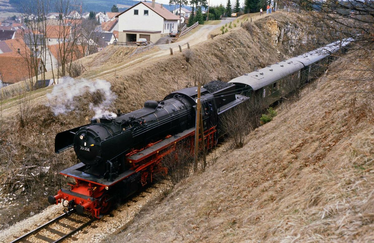 DB-Neubaudampflok 23 058 bei einer Sonderfahrt auf der Hohenzollerischen Landesbahn, 06.04.1985