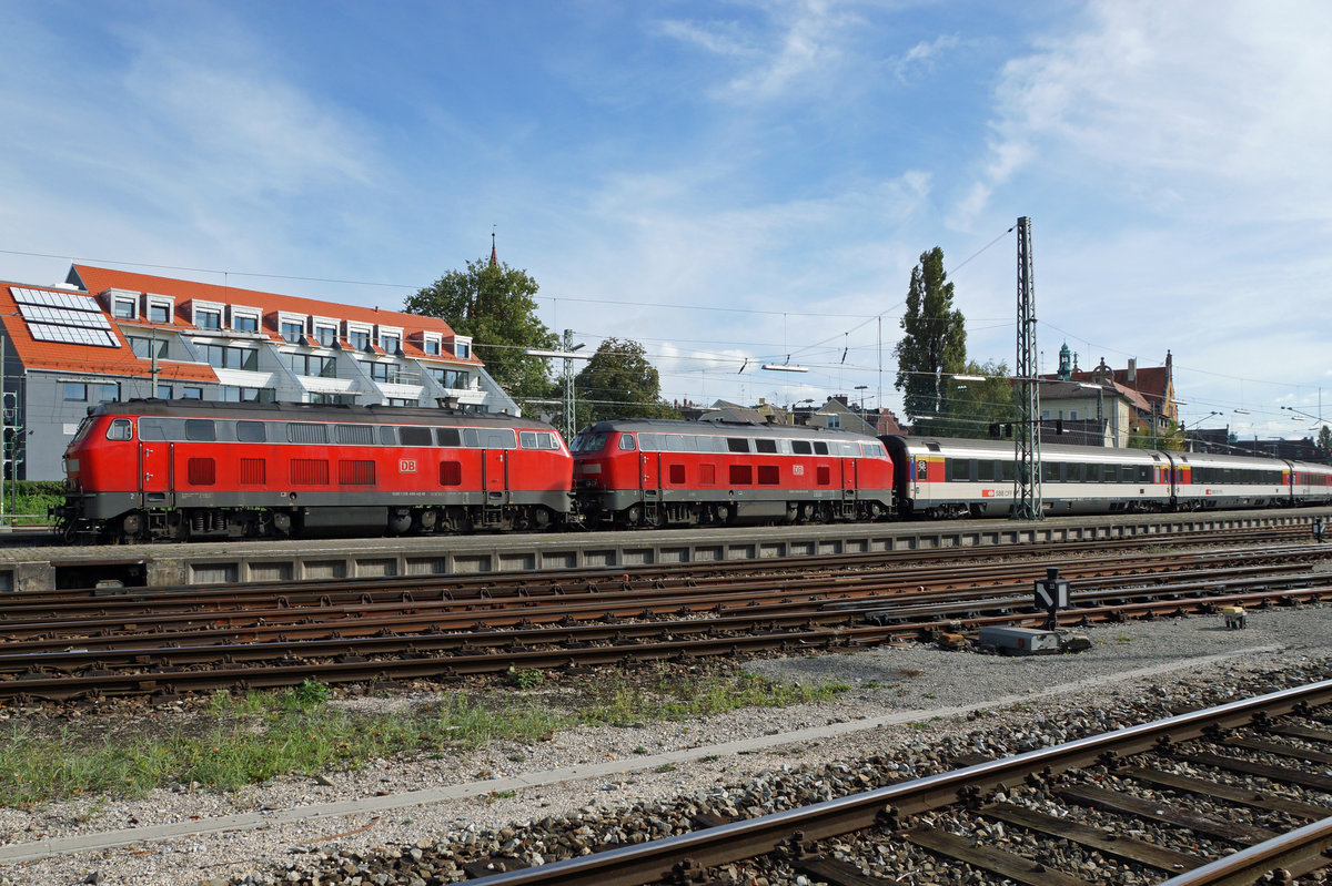 DB: Noch ist die BR 218 in Lindau in der Überzahl.

Diese gefälligen Loks sind trotz hohem Alter
noch gut im Schuss.
Der Geruch vom Diesel und das Brummen der Motoren
sind ein wahrer Genuss.

Impressionen von Lindau. (6. Oktober 2016)
Foto: Walter Ruetsch