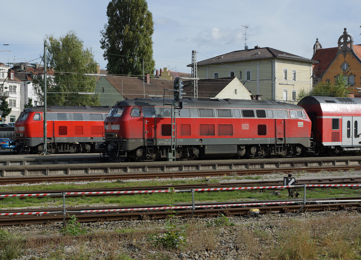 DB: Noch ist die BR 218 in Lindau in der Überzahl.

Diese gefälligen Loks sind trotz hohem Alter
noch gut im Schuss.
Der Geruch vom Diesel und das Brummen der Motoren
sind ein wahrer Genuss.

Impressionen von Lindau. (6. Oktober 2016)
Foto: Walter Ruetsch