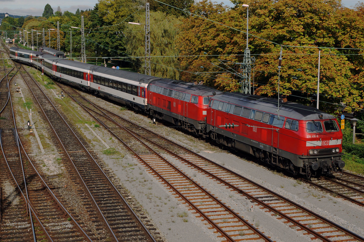 DB: Noch ist die BR 218 in Lindau in der Überzahl.

Diese gefälligen Loks sind trotz hohem Alter
noch gut im Schuss.
Der Geruch vom Diesel und das Brummen der Motoren
sind ein wahrer Genuss.

Impressionen von Lindau. (6. Oktober 2016)
Foto: Walter Ruetsch