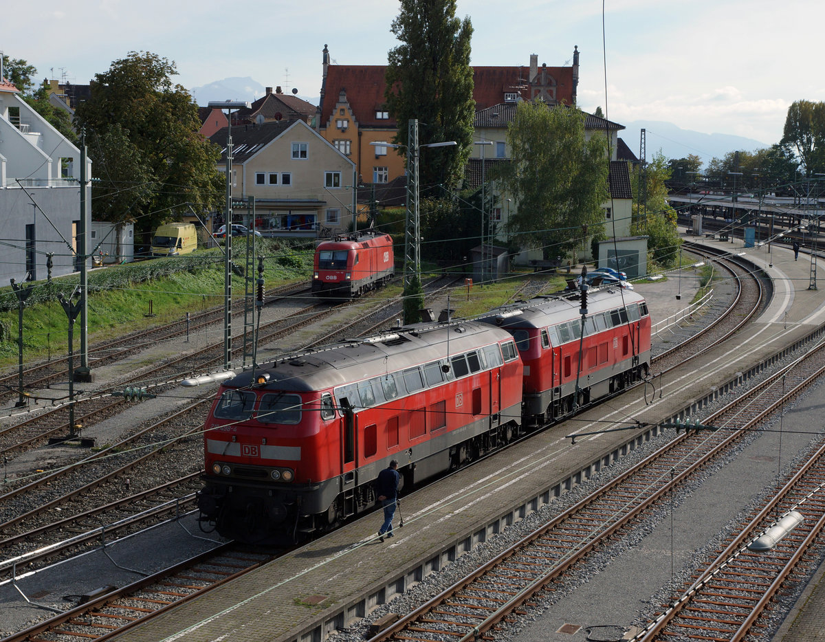 DB: Noch ist die BR 218 in Lindau in der Überzahl.

Diese gefälligen Loks sind trotz hohem Alter
noch gut im Schuss.
Der Geruch vom Diesel und das Brummen der Motoren
sind ein wahrer Genuss.

Impressionen von Lindau. (6. Oktober 2016)
Foto: Walter Ruetsch