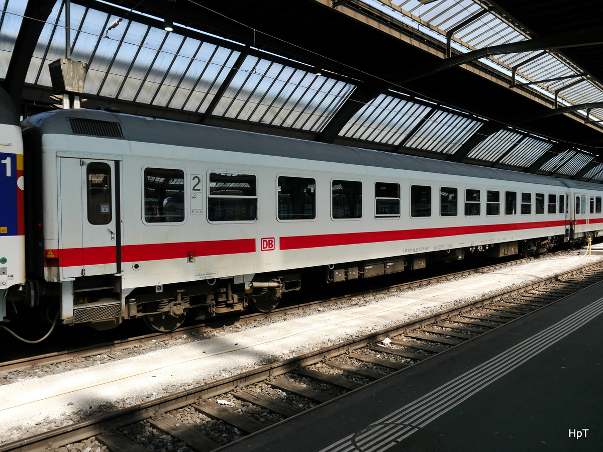 DB - Personenwagen 2 Kl. Bimdz 51 80 84-90 012-6 im HB Zürich am 12.04.2017