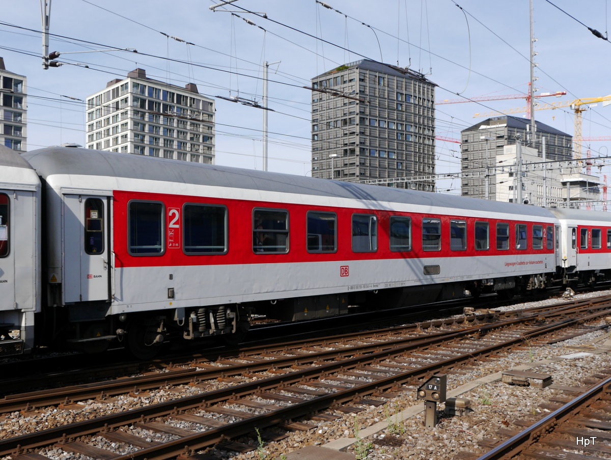DB - Personenwagen 2 Kl. Bvcmbz 61 80 59-90 041-4 bei der einfahrt im HB Zürich am 26.07.2015