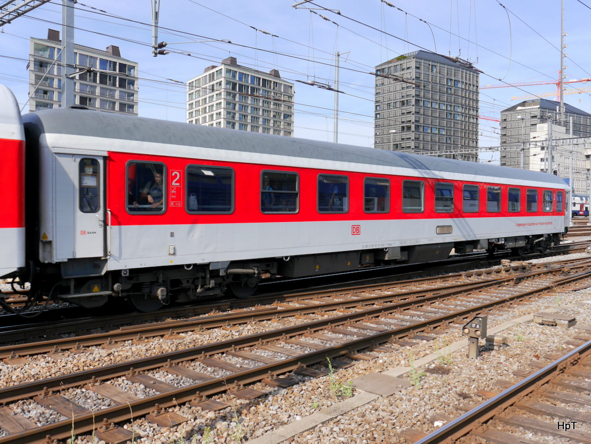 DB - Personenwagen 2 Kl. Bvcmz  61 80 50-91 048-7 bei der einfahrt im HB Zürich am 26.07.2015