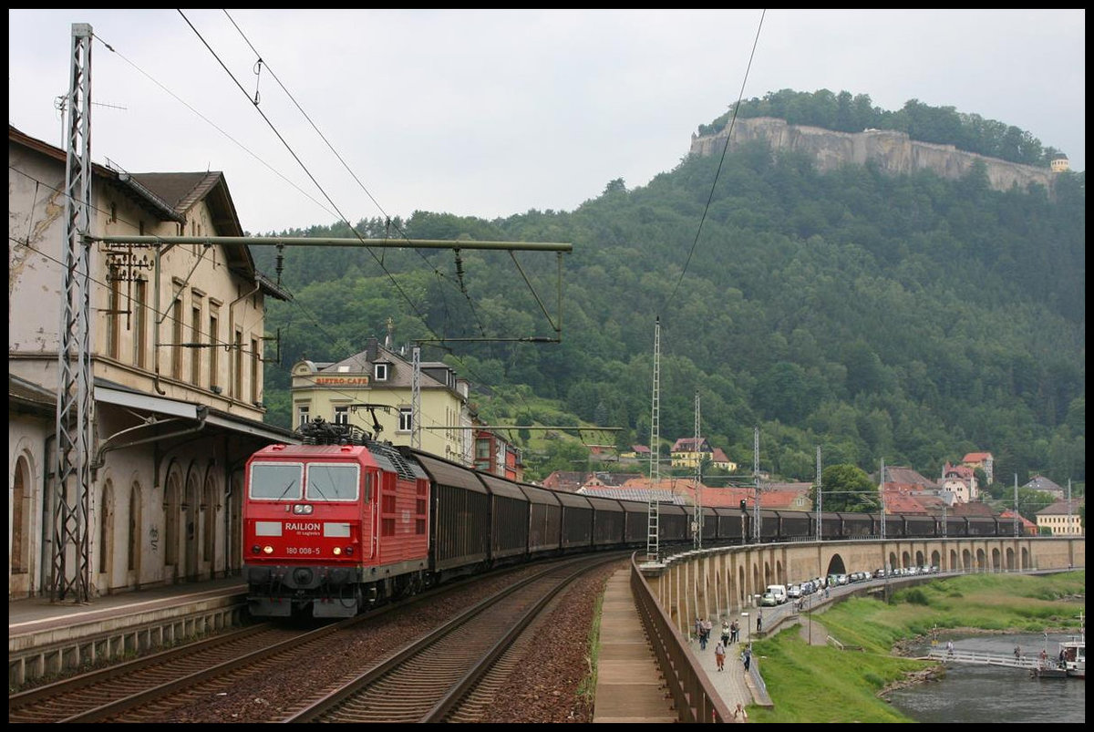DB Railion 180008-5 kommt hier am 2.6.2007 mit einem Ganzzug aus Richtung Dresden durch den Bahnhof Königstein im Elbtal.Im Hintergrund ist die Festung Königstein im Bild zu sehen.