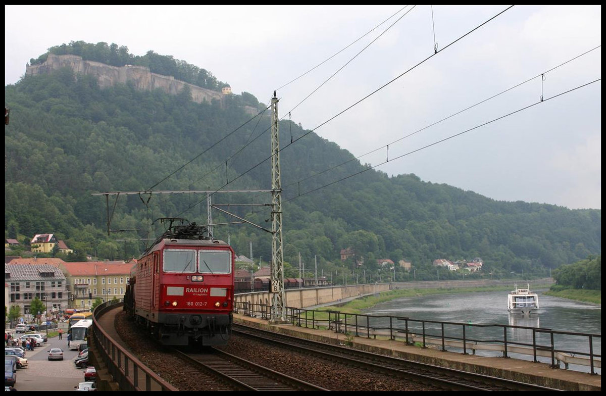 DB Railion 180012-7 erreicht hier am 2.6.2007 unterhalb der Festung Königstein den gleichnamigen Bahnhof an der Elbe. Der Zug ist im Grenzverkehr mit Tschechien in Richtung Decin unterwegs. Parallel ist ein Dresdener Fahrgastschiff auf der Elbe zu sehen.