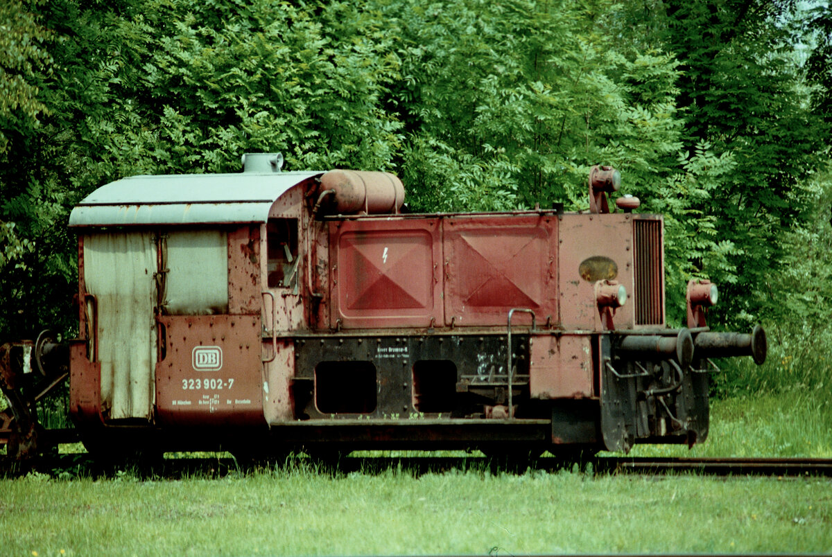 DB-Rangierlok des Typs Köf II. Ich entdeckte diese Lok mit der Nummer 323 902-7 vor dem Depot der DB in Rosenheim. Ob sie 1984 noch genutzt wurde, ist fraglich.
