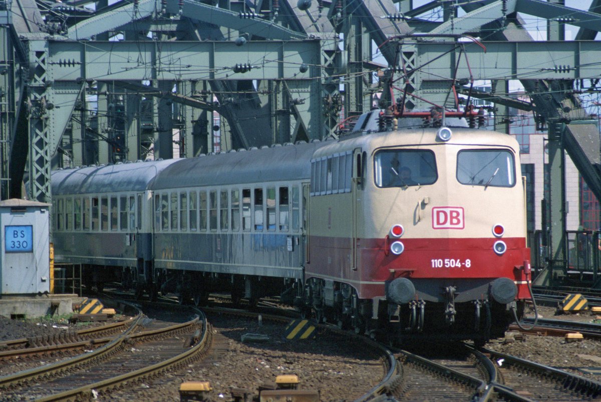 DB Regio 110 504 mit IC (Köln Hbf, 01.06.1999); digitalisiertes Dia.