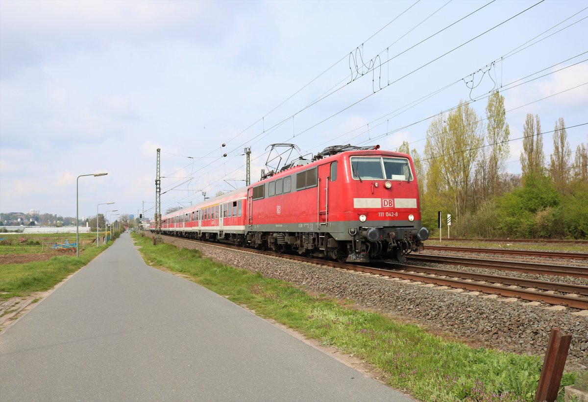 DB Regio 111 042-8 mit Fußball Sonderzug am 13.04.19 bei Frankfurt am Main Oberrad mit n-Wagen und Bundespolizei Hubschrauber Begleitung 