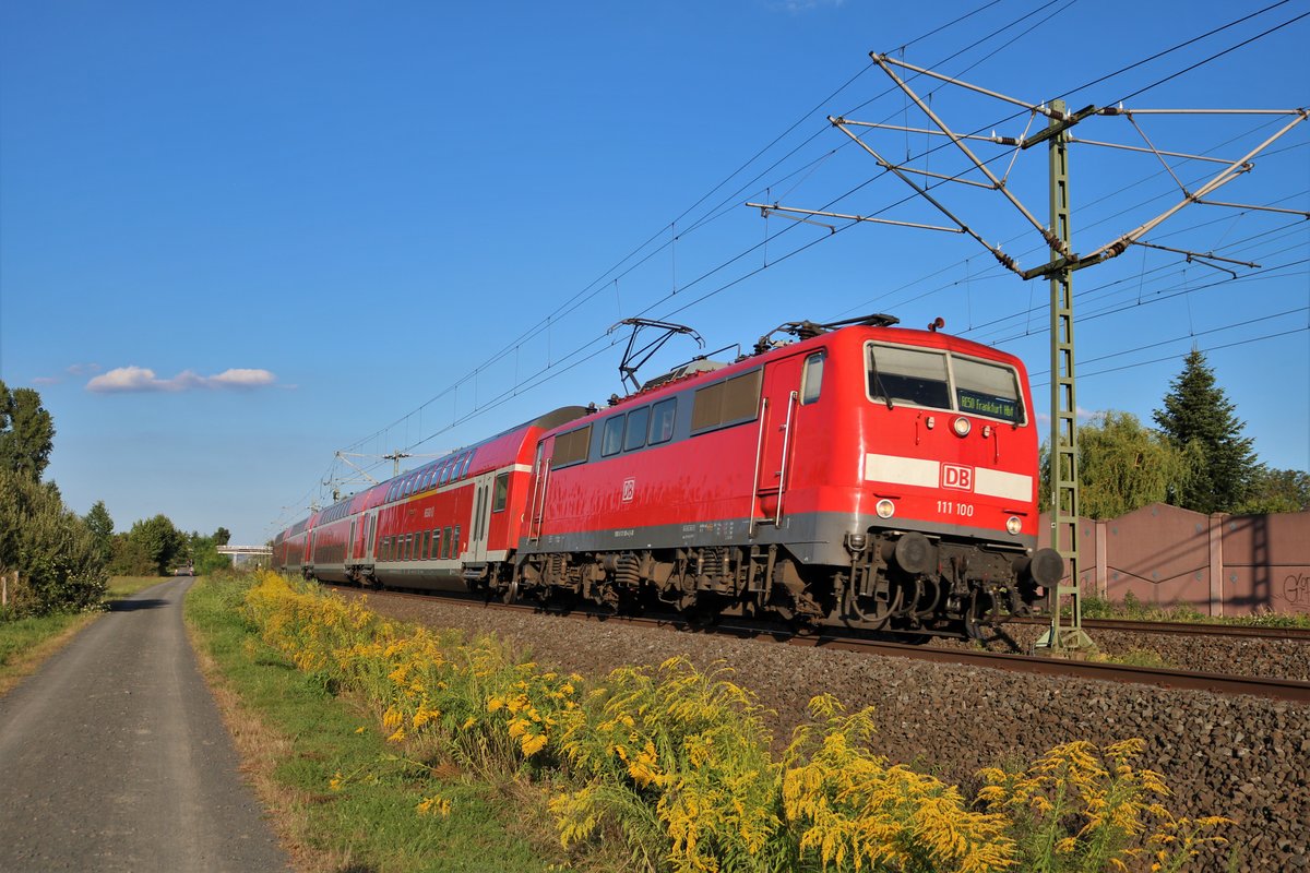 DB Regio 111 100 mit leeren Doppelstockwagen am 03.09.19 in Rodenbach (Main Kinzig Kreis)