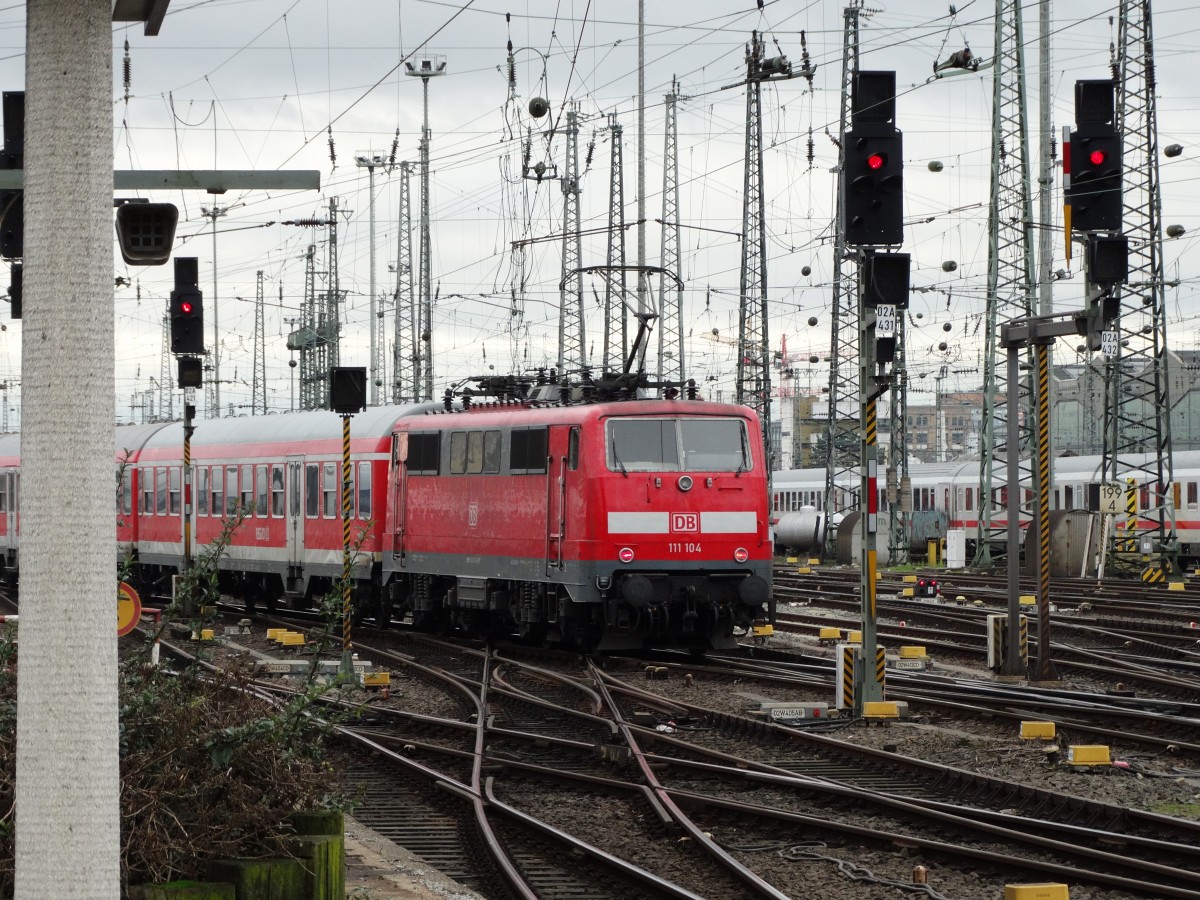 DB Regio 111 104 am 23.12.14 in Frankfurt am Main Hbf vom Bahnsteig aus fotografiert