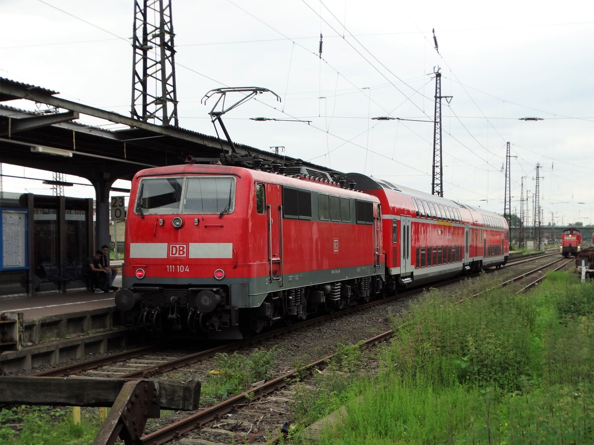 DB Regio 111 104 mit zwei Doppelstockwagen als Hamster (BR 442) Ersatz am 24.05.17 in Hanau Hbf von einen Bahnsteig aus gemacht.