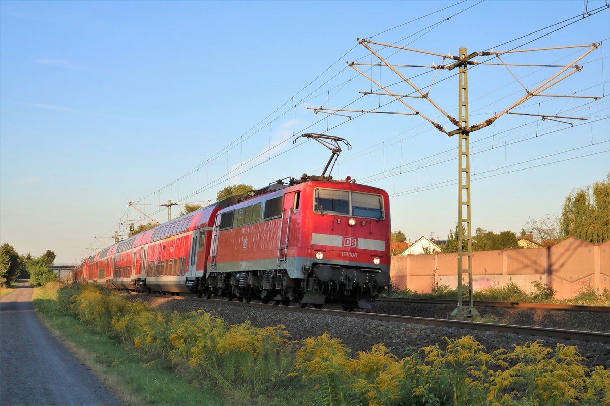 DB Regio 111 108 mit leeren Doppelstockwagen am 03.09.19 in Rodenbach (Main Kinzig Kreis)