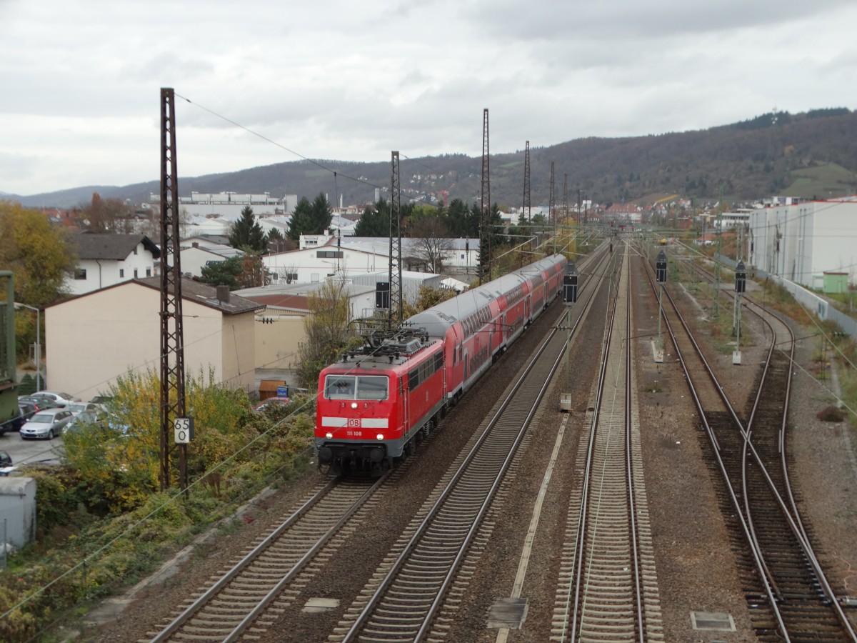 DB Regio 111 108 mit RB60 nach Heidelberg Hbf in Weinheim von einer Brücke aus fotografiert am 14.11.15