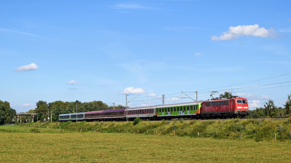 DB Regio 111 121-0, genutzt von DB Gebrauchtzug, mit Partyzug TCS 26479 Lauenbrck - Kln Hbf (Hde, 24.09.2023).