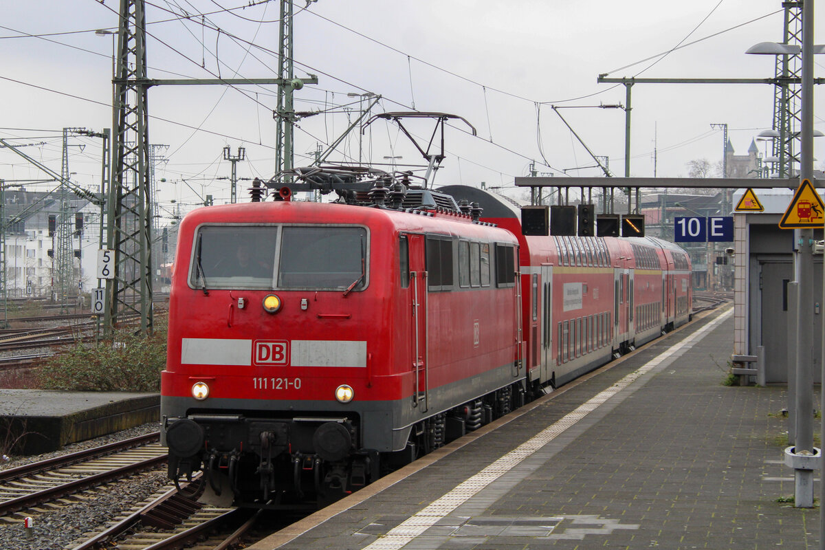 DB Regio 111 121 als RE11 nach Warburg, 26. Februar 2022, Düsseldorf Hbf
