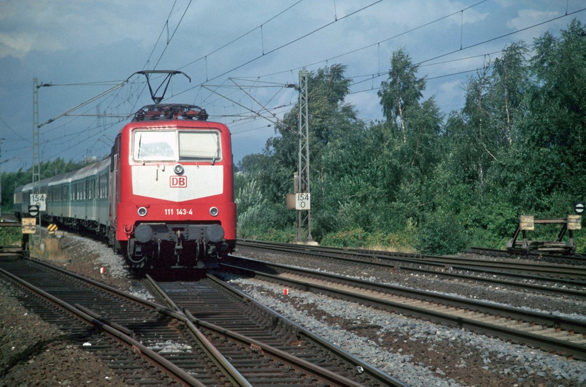 DB Regio 111 143 mit RE 9 nach Osnabrück Hbf (Lemförde Bf, 15.08.1999); digitalisiertes Dia.