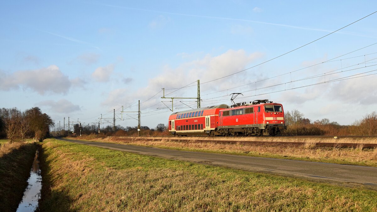 DB Regio 111 168-1, genutzt von DB Gebrauchtzug, mit DB-Regio-Doppelstockwagen in Richtung Osnabrück (Diepholz, 01.02.2024).