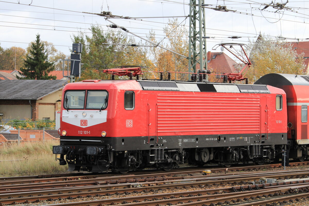 DB Regio 112 101 mit dem RE3 nach Schwedt fährt hier zu sehen am 23.10.2021 aus dem Bahnhof von Angermünde aus.