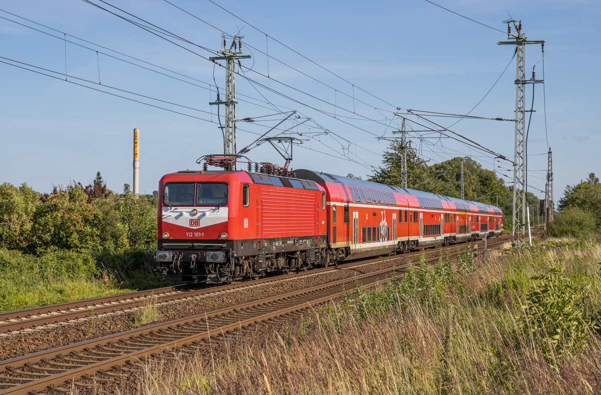 DB Regio 112 101 mit dem RE3 3312 von Lutherstadt Wittenberg nach Stralsund. Aufgenommen am 17.07.2022 am Abzw. Srg.