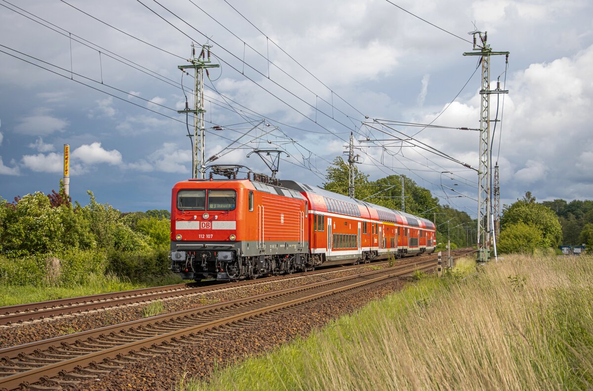 DB Regio 112 107 mit frischen Drehgestellen, am 30.05.2022 mit dem RE3 3312 Lutherstadt Wittenberg - Stralsund. Aufgenommen am Abzweig Srg.