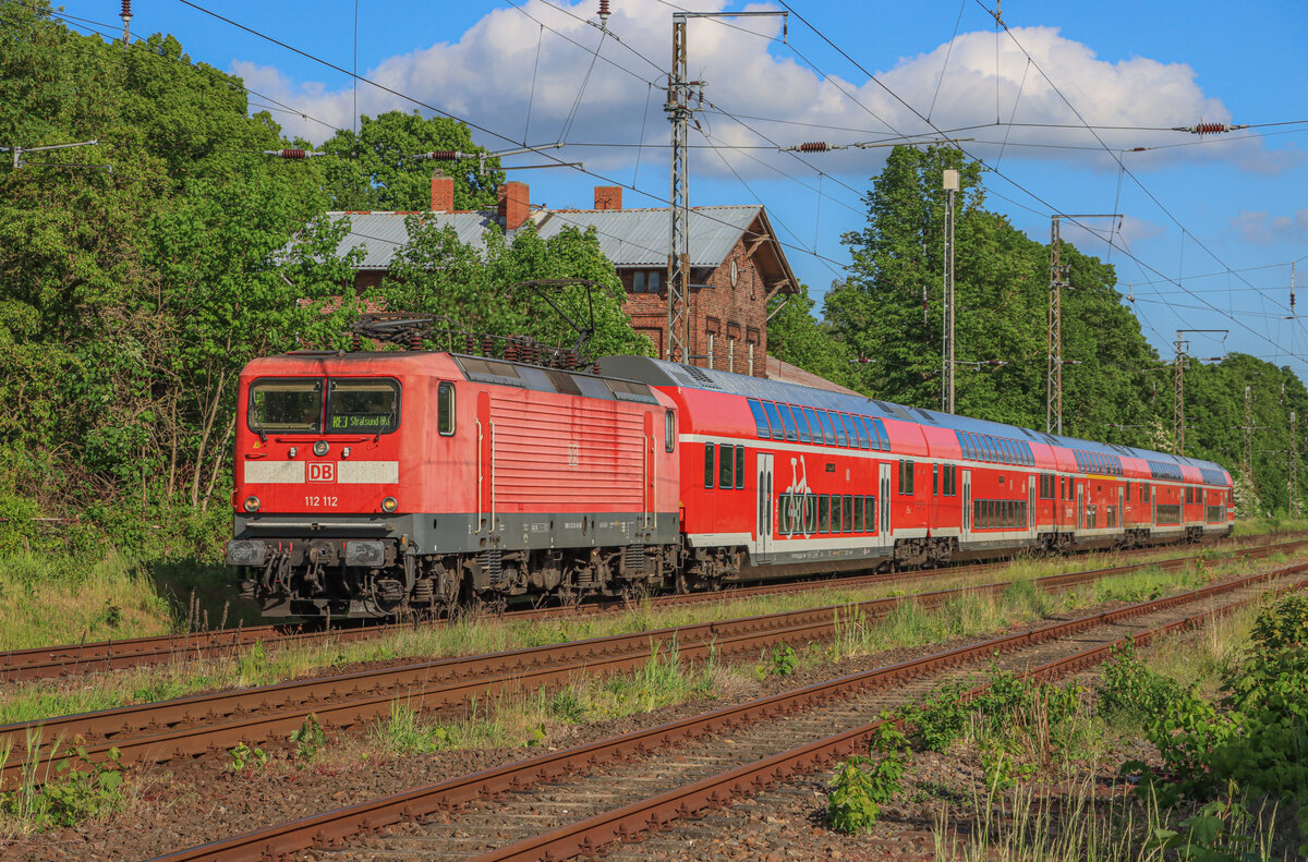 DB Regio 112 112 zog am 22.05.2022 den RE 3 (3312 Lutherstadt Wittenberg Hbf - Stralsund Hbf). Aufgenommen bei der Einfahrt in den Bahnhof von Miltzow.