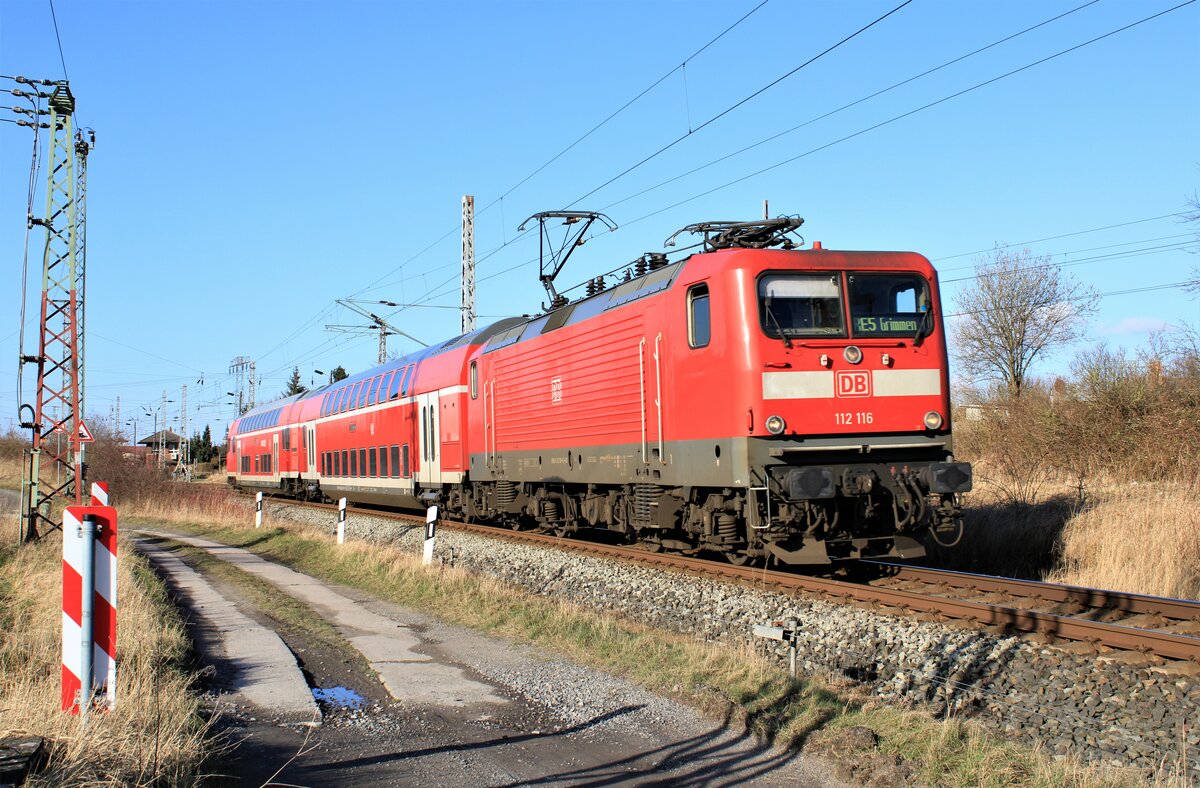 DB Regio 112 116 am RE 5 Pendel zwischen Stralsund Hbf und Grimmen. Hier zu sehen am Abzweig SRG (27.02.2022).