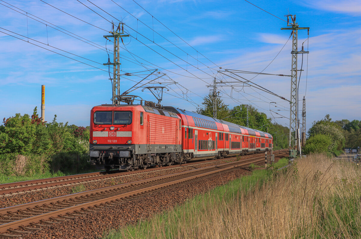 DB Regio 112 120 mit RE 3, 3312 Lutherstadt Wittenberg Hbf - Stralsund Hbf (17.05.2022). Aufgenommen am Abzweig Srg.