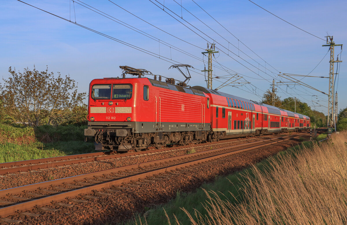 DB Regio 112 182 war am 14.05.2022 mit dem RE 3 (3314 Lutherstadt Wittenberg Hbf - Stralsund Hbf) unterwegs. Aufgenommen kurz vor dem Ziel am Abzweig Srg.