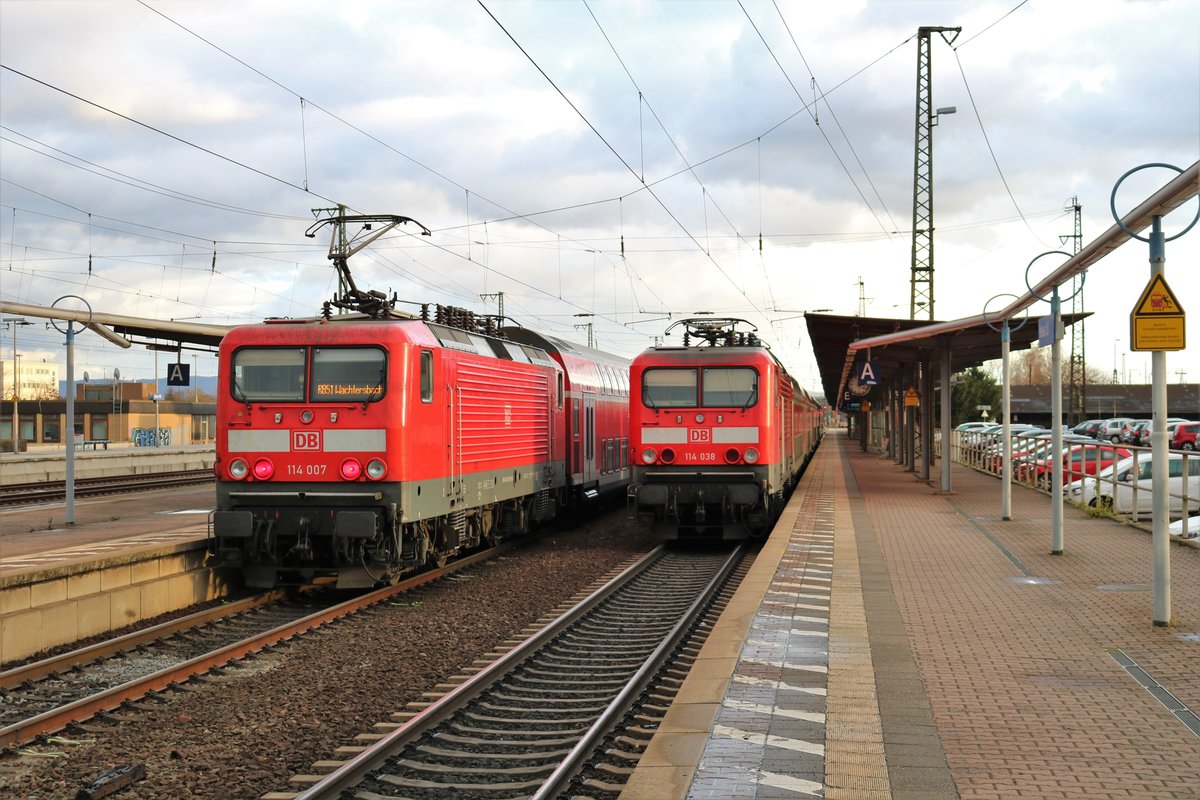 DB Regio 114 007 und 114 038 (kalt und abgestellt) am 22.12.18 in Hanau Hbf. 114 038 hatte wohl technische Probleme am Zug und wurde dann auf Gleis 7 abgestellt. Dadurch mussten alle Züge in Richtung Fulda über Gleis 6 geleitet werden. 