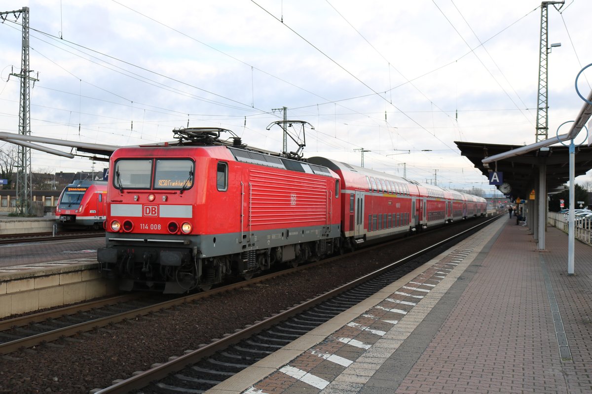 DB Regio 114 008 mit dem RE50 nach Frankfurt Hbf am 07.01.18 in Hanau Hbf 