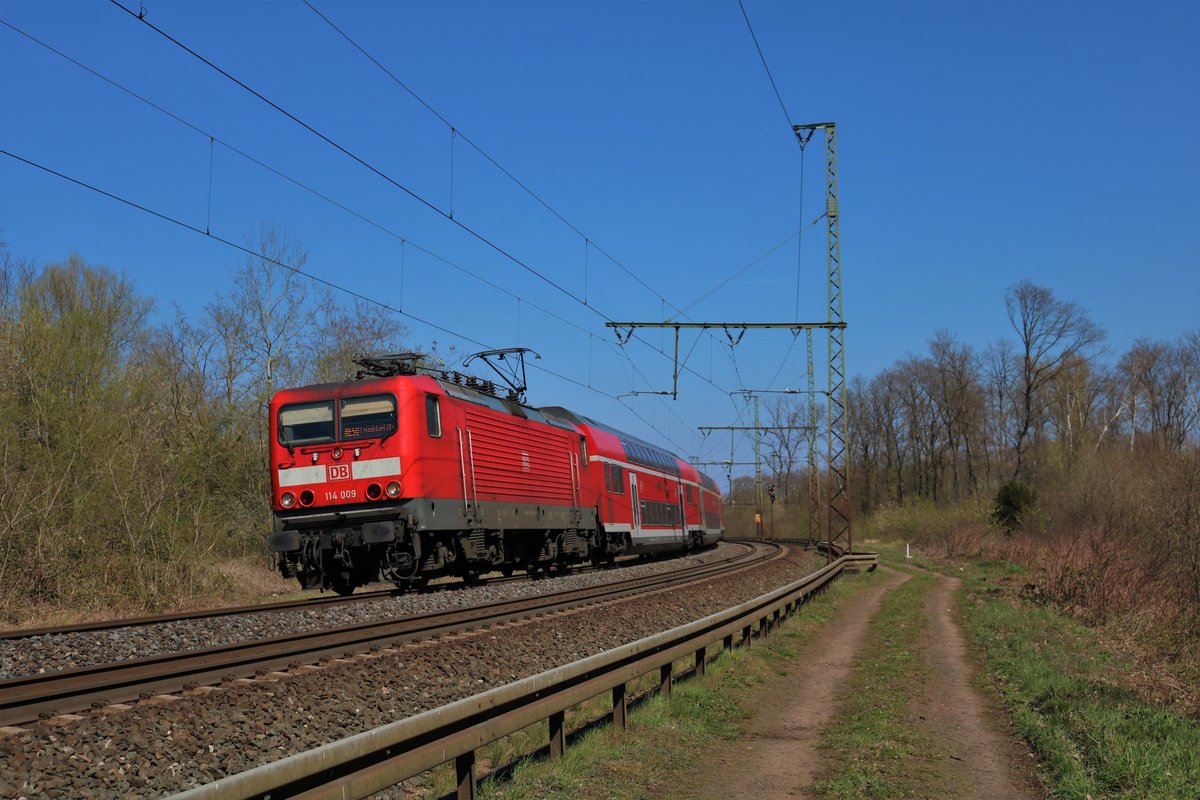 DB Regio 114 009-4 am 04.04.20 mit dem RE50 am 04.04.20 in Hanau 