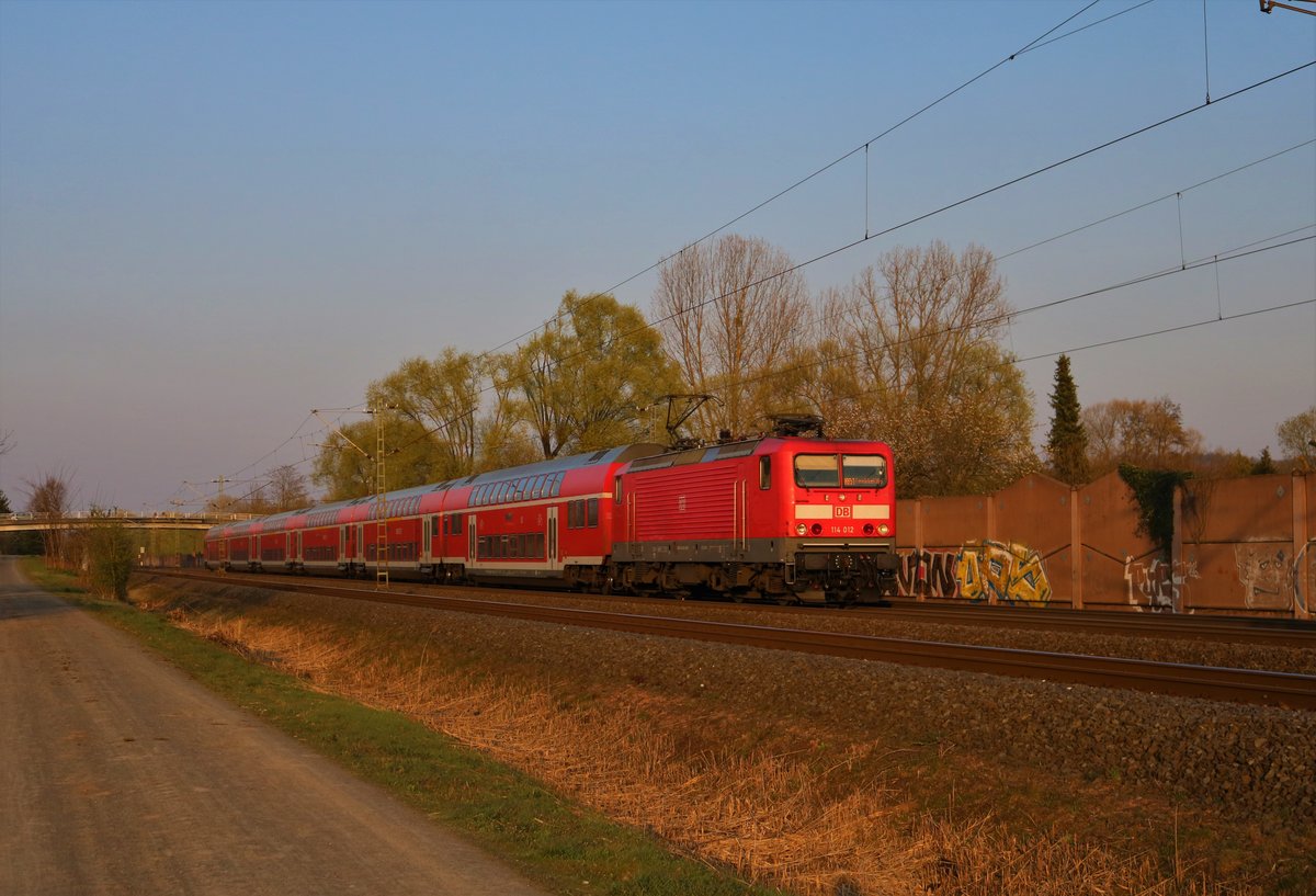 DB Regio 114 012-8 mit der RB51 im mittleren Gleis am 28.03.20 in Rodenbach 