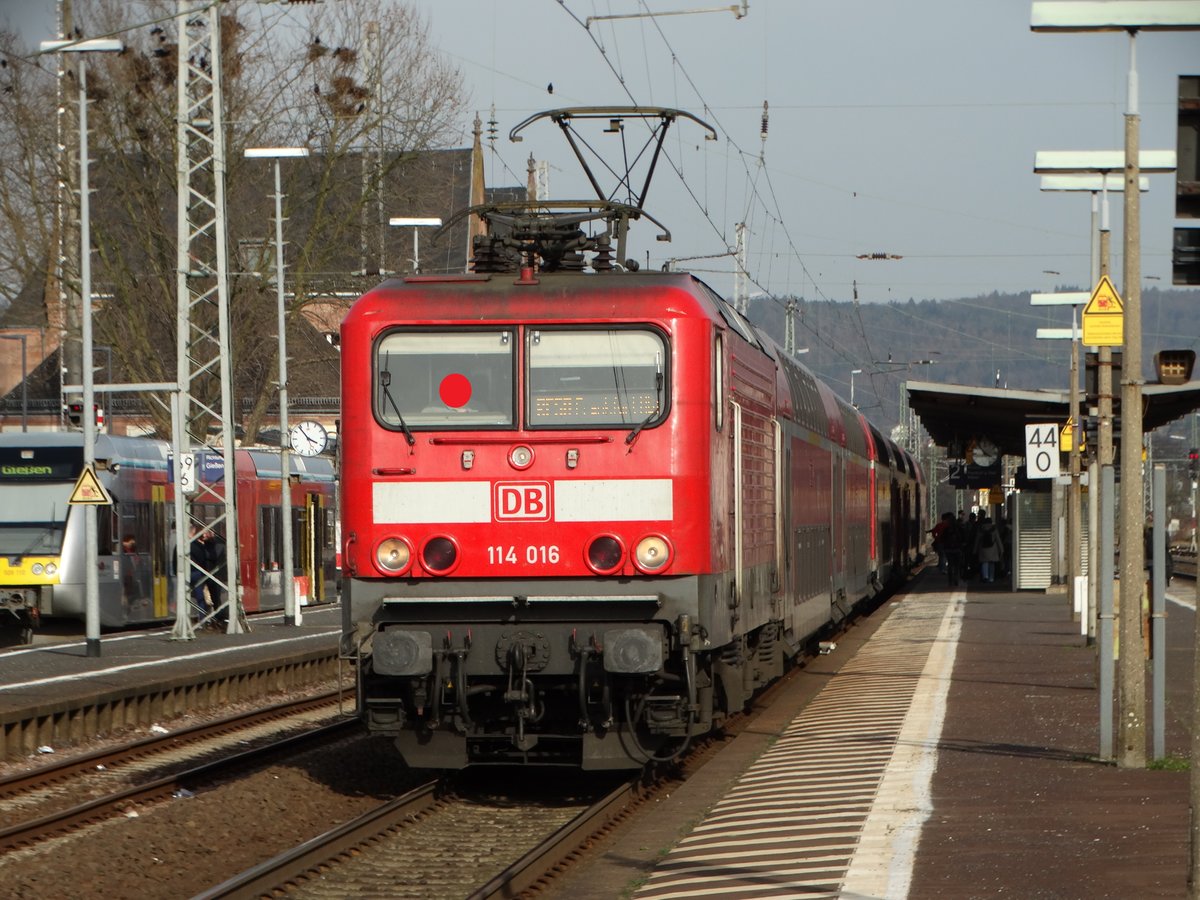 DB Regio 114 016 mit einer Regionalbahn am 14.03.17 in Gelnhausen