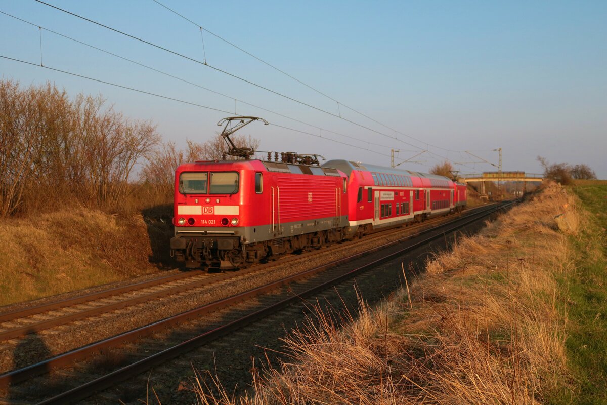 DB Regio 114 021-9 mit zwei Doppelstockwagen und 114 xxx am Ende in Nieder-Mörlen am 24.03.22