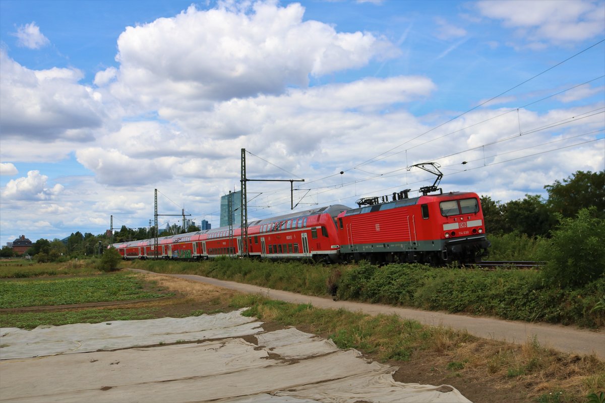 DB Regio 114 030 mit dem RE51 am 25.07.20 in Frankfurt Oberrad

